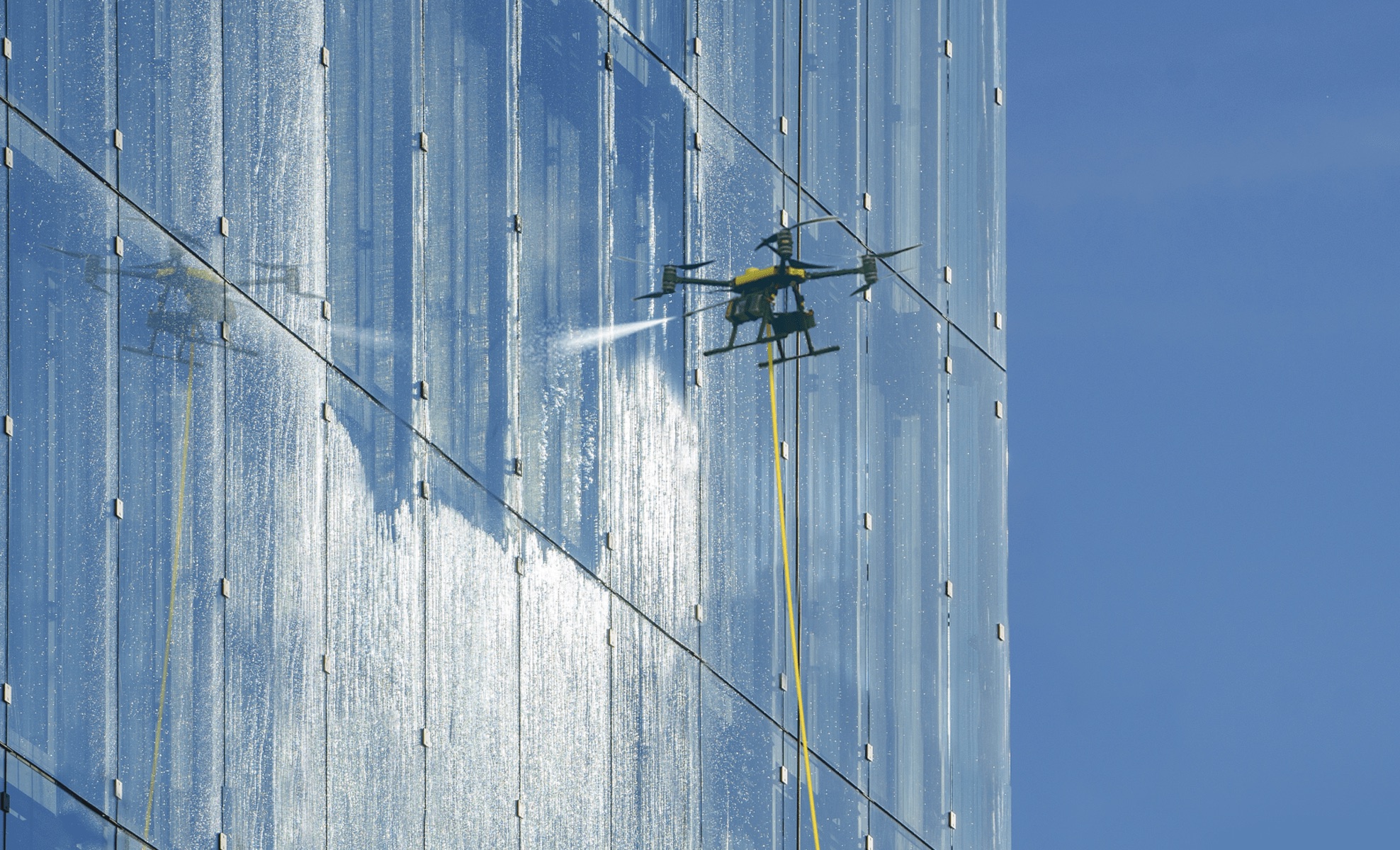 Mycie szklanej fasady dronem