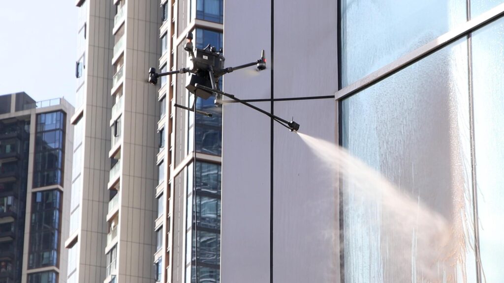 Dron myjący szklaną fasadę wieżowca