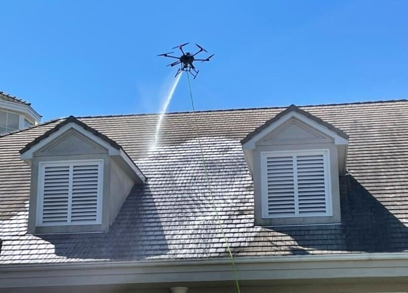 Mycie dachu dronem